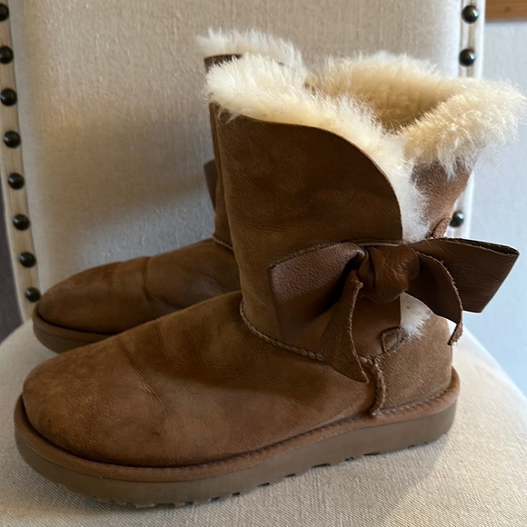 UGG Shoes - UGG Women’s Daelynn Bow Suede Winter Snow Boots Tan Chestnut Size 7